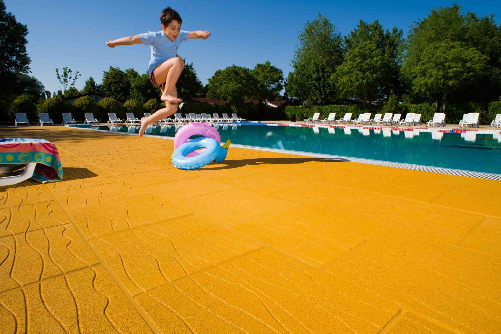 pavimento antiscivolo e antitrauma da piscina