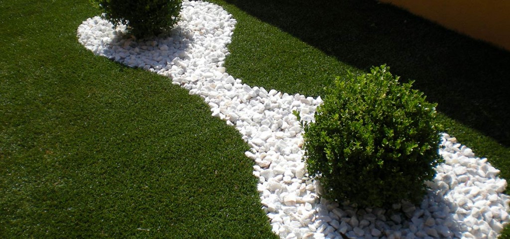 Vantaggi e svantaggi del prato sintetico. scoprilo con giwa. Posa erba sintetica su terrazzo