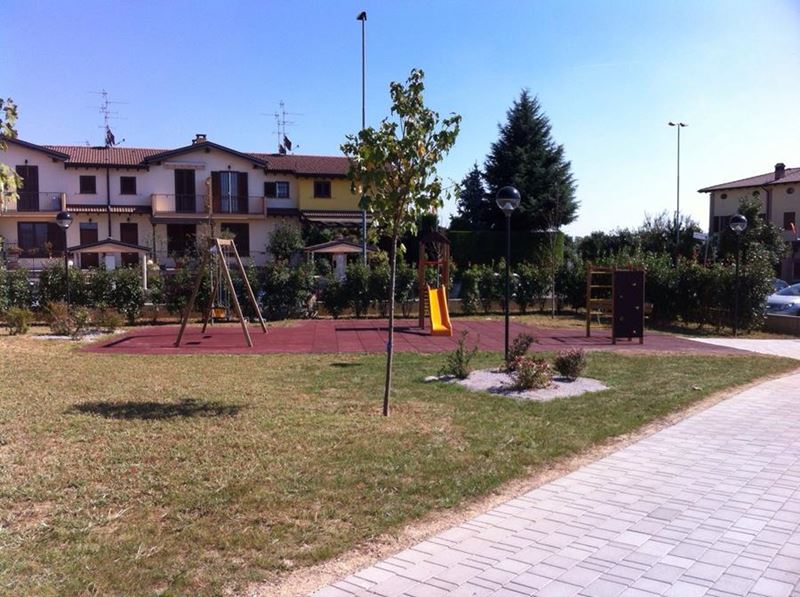 pavimento antitrauma parco giochi