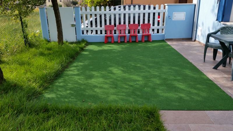 giardino erba sintetica